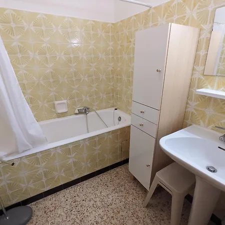 Apartment Confortable T2 Renove, Plain-pied, Cour Privative + Balcon, Parking, Proche - Fr-1-797-20 *