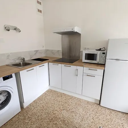 Confortable T2 Renove, Plain-pied, Cour Privative + Balcon, Parking, Proche - Fr-1-797-20 Port-la-Nouvelle